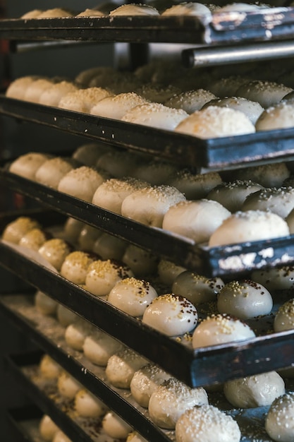 Foto produzione di panini crudi di alimenti tradizionali siciliani in una panetteria industriale