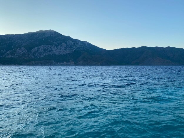 Tavolara 山を背景に信じられないほどの夕日素晴らしい夏の海の景色