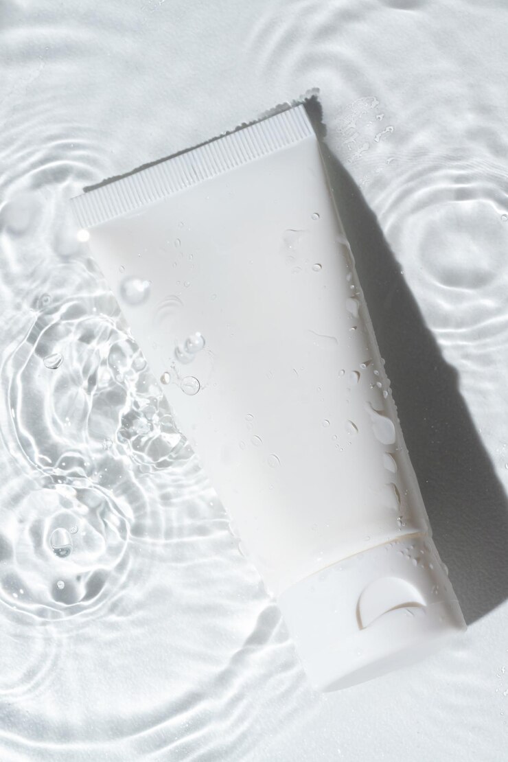 ブランドなしの顔と手クリーム 白い背景の水面上の空のプラスチックチューブモックアップ 美容美容皮膚ケア ボディローション 顔クリーナー ローション バーム ハンドクリーム 空のラベル