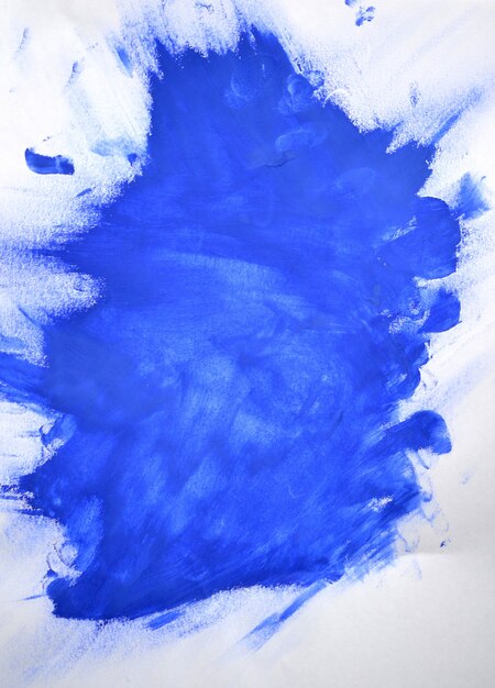 불확실한 혼란스러운 배경. 손가락으로 만든 파란색 페인트의 획입니다. 고립 된 흰색 배경에 파란색 손가락 얼룩. 텍스트 기반에 대한 추상적 인 배경 공간