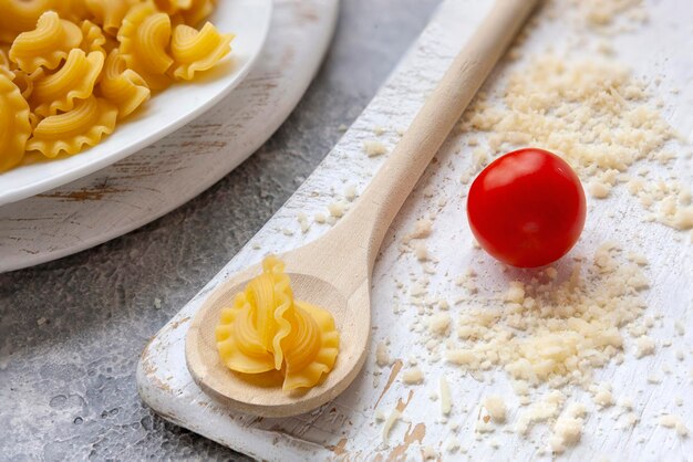 Photo uncooked creste di gallo pasta and ingredients for it cooking