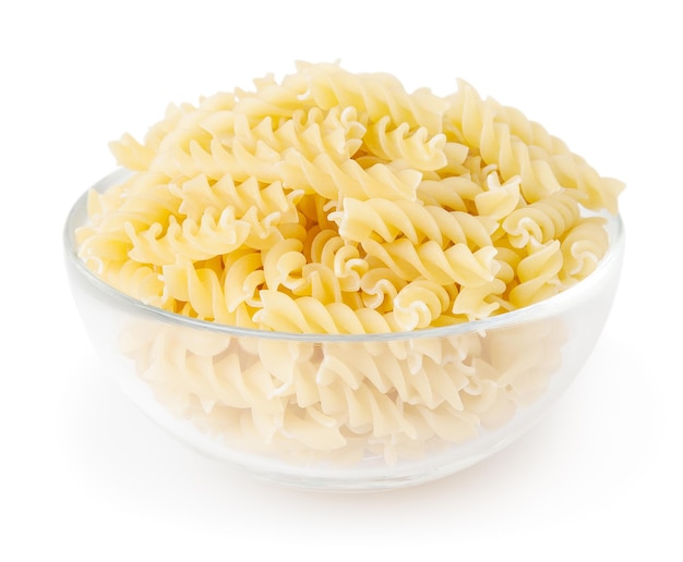 Fusilli crudi in ciotola di vetro isolata su sfondo bianco con tracciato di ritaglio