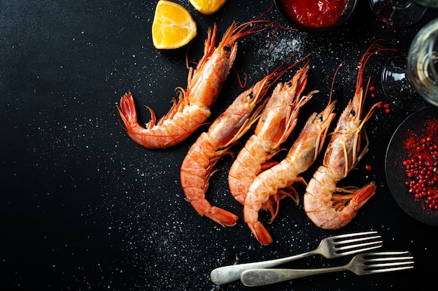 Photo uncooked giant shrimps on dark table