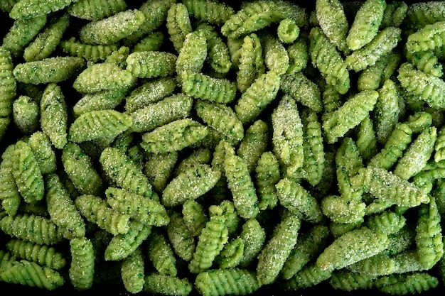 Foto consistenza degli gnocchi crudi. primo piano colorato italiano degli gnocchi della pasta. sfondo di cibo