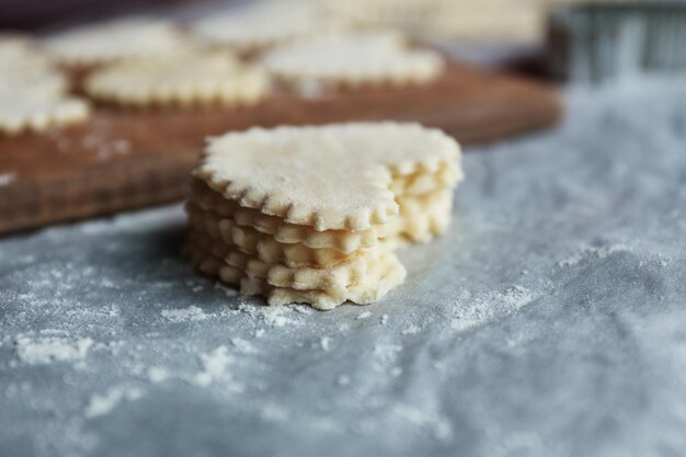 Foto biscotti a forma di cuore crudi su un tavolo