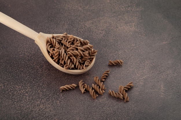 Foto pasta di lino cruda al cucchiaio la pasta senza glutine ai semi di lino è ricca di fibre ferro vitamine del gruppo b omega3