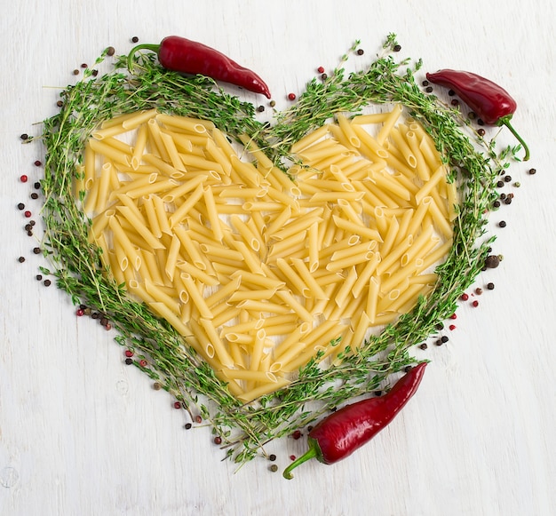 Foto pasta cruda presentata sotto forma di arrabbiato e decorato