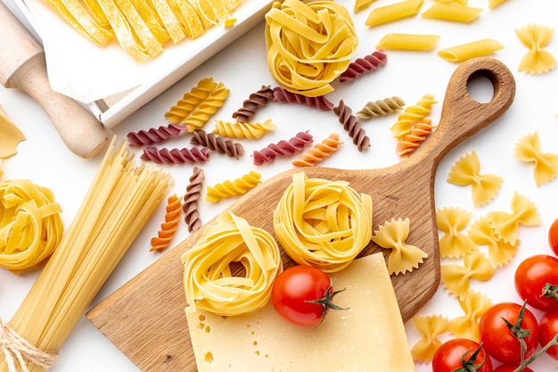 Foto mix di pasta cruda con pomodori e formaggio a pasta dura