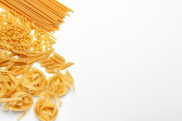 Foto maccheroni crudi degli spaghetti della pasta isolati