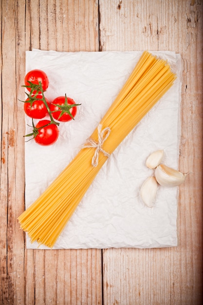 Pasta cruda con pomodoro e aglio