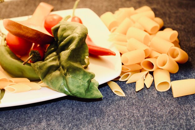 Foto pasta cruda con verdure