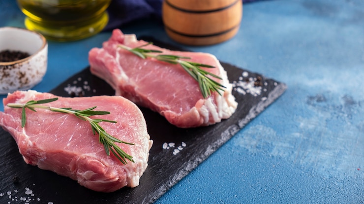 Фотография сырые стейки из свиной отбивной сырое мясо из свинины копирование пространства