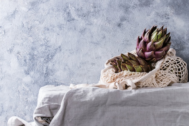 Photo uncooked purple artichokes