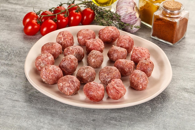 Photo uncooked raw beef meatball minced