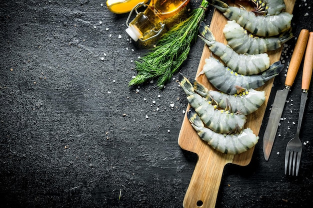 Photo uncooked raw shrimps on a wooden cutting board