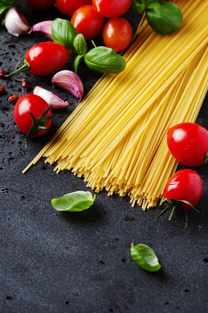 Сырые спагетти с помидорами и базиликом