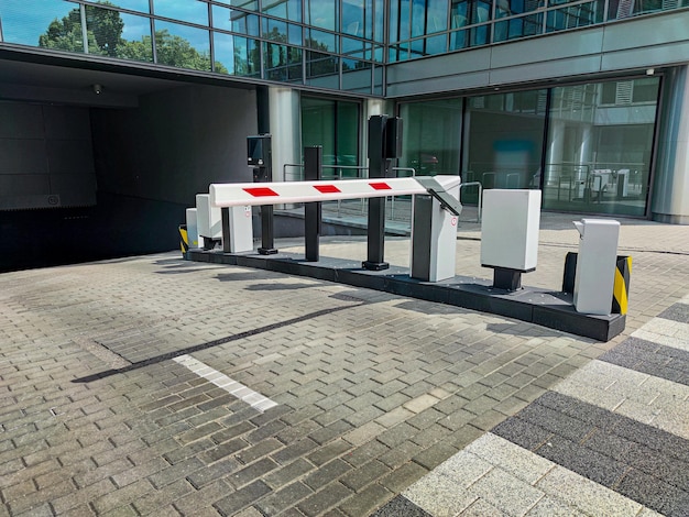 地下車庫駐車場入口