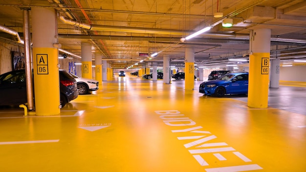 Photo underground parking under shopping center car parking garage with lighting and columns