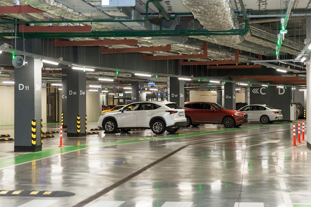 Parcheggio sotterraneo in un centro commerciale con auto intrattenimento e affari