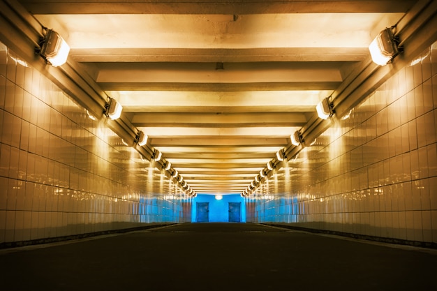 Photo underground pedestrian crossing in the city illuminated by artif