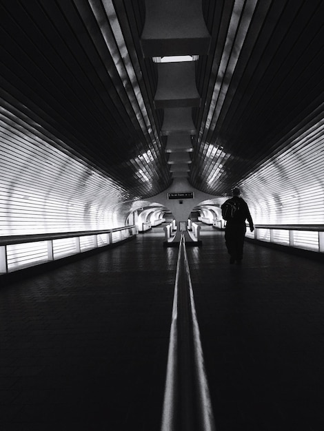 Фото Подземная пешеходная дорожка в метро