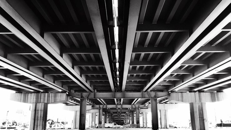 Photo underneath view of bridge