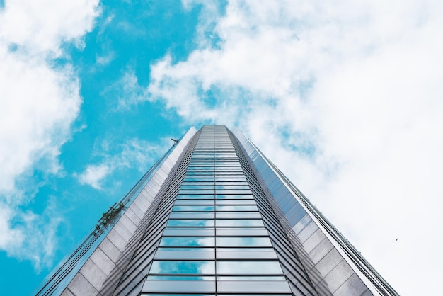 Фото Панорамный и перспективный вид снизу на небоскребы из стального синего стекла.