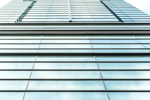 成功した産業建築の鋼の青いガラスの高層ビルの超高層ビルのビジネスコンセプトへのパノラマと透視図の下側