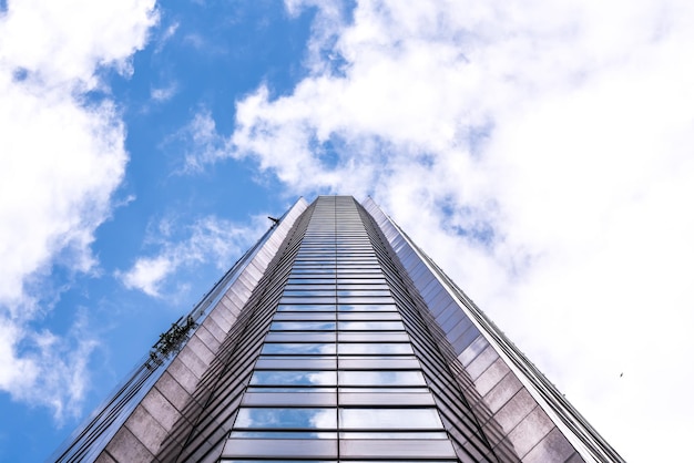 Vista panoramica e prospettica inferiore al concetto di business di grattacieli di alto edificio in vetro blu acciaio di architettura industriale di successo