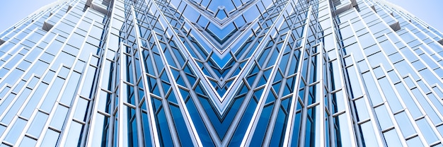 Панорамный и перспективный вид снизу на небоскребы из стального синего стекла, бизнес-концепция успешной промышленной архитектуры