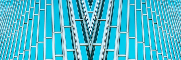 Панорамный вид снизу и в перспективе на стальные небоскребы из синего стекла Тиффани, бизнес-концепция успешной промышленной архитектуры