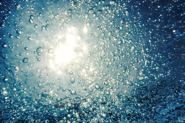 Photo underwater air bubbles with sunlight background bubbles