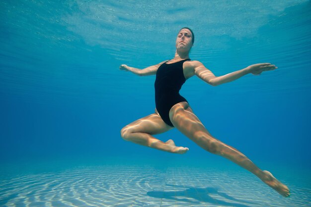 Photo underwater ballet dancer