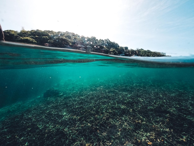 Под водой на пляже на острове