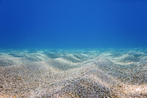 Подводный синий океан, песчаное морское дно Подводный фон