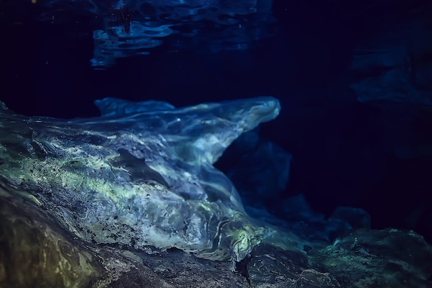 подводный пещерный сталактитовый пейзаж, пещерный дайвинг, юкатан, мексика, вид в сеноте под водой