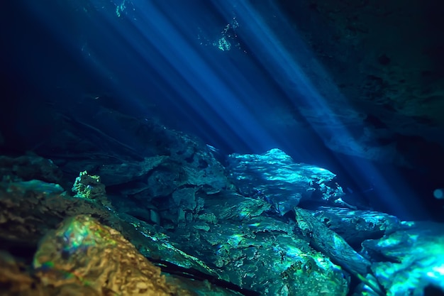 수중 풍경 멕시코, 물 아래에서 빛의 세노테 다이빙 광선, 동굴 다이빙 배경