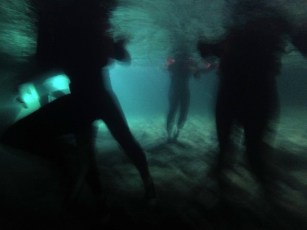 Photo underwater shot of group of divers in shallow water