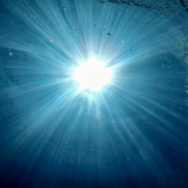 Foto luce solare subacquea attraverso la superficie dell'acqua, sfondo subacqueo