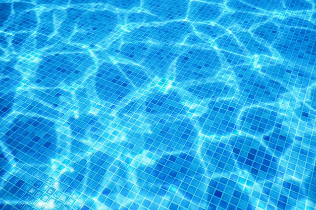 水中スイミングプールの青いタイル、スイミングプールの水の波紋