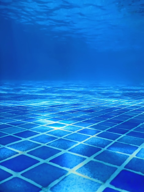 Подводный бассейн голубой плиткой, водная рябь бассейна