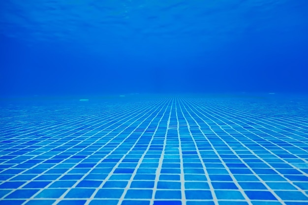 Piastrelle blu della piscina subacquea, increspature dell'acqua della piscina