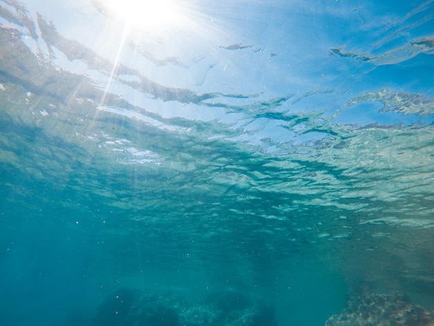 Подводный вид синее чистое море солнечные лучи