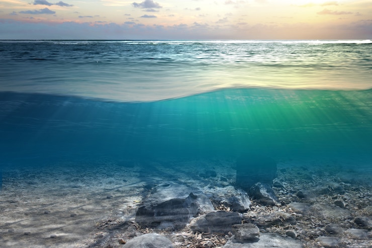 Подводный вид на голубую воду и солнечный свет на океане