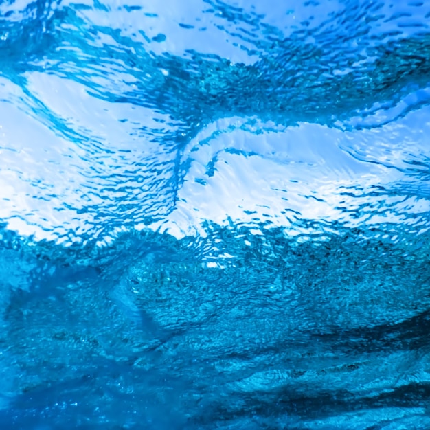 Vista subacquea della superficie del mare, sfondo subacqueo