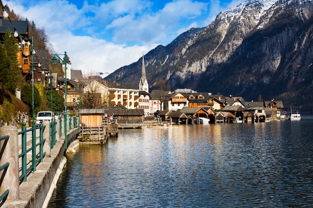 Villaggio di eredità dell'unesco contro la montagna e lago in inverno