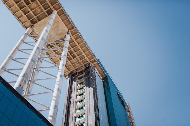 Edificio incompiuto, foto del grattacielo sullo sfondo del cielo