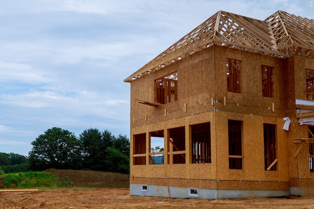 未完成の木造建築または新しい家の骨組み