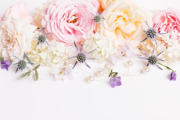 초점 없는 흐림 장미 꽃잎 추상 로맨스 배경 파스텔과 부드러운 꽃 카드