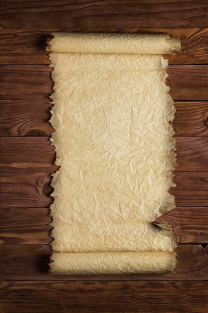 Foto rotolo di carta spiegata su una superficie di legno